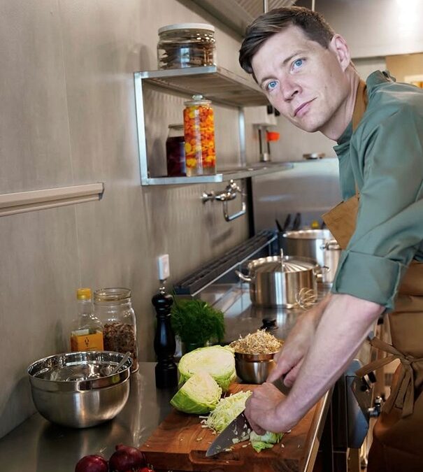 Ett möte med köksmästaren, vem är det egentligen som gömmer sig bakom grytorna i Matsalen på Grimeton?